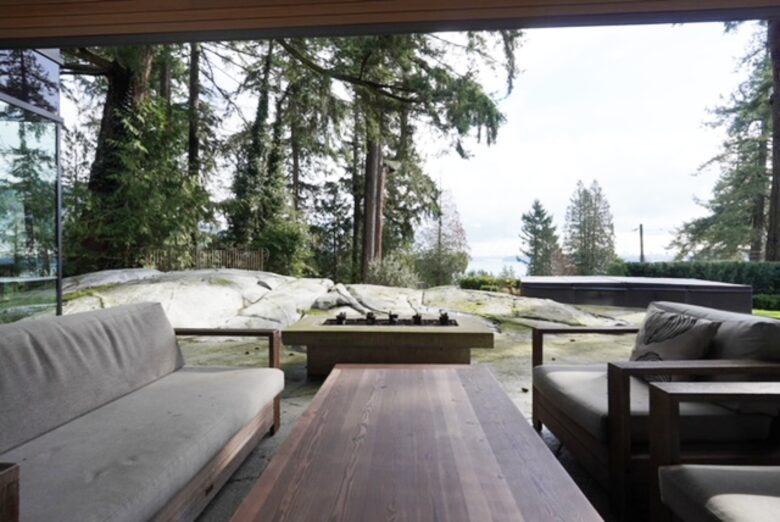 West Vancouver Contemporary Hideaway - West Vancouver, Canada