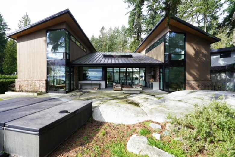 West Vancouver Contemporary Hideaway - West Vancouver, Canada
