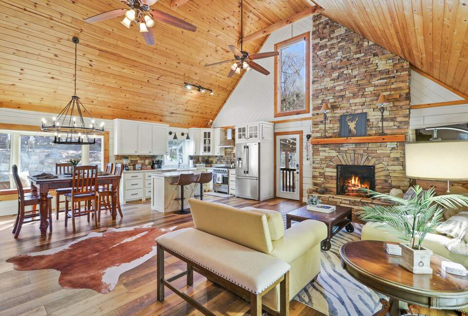 Stunning Lakeside Retreat - Morganton, Georgia