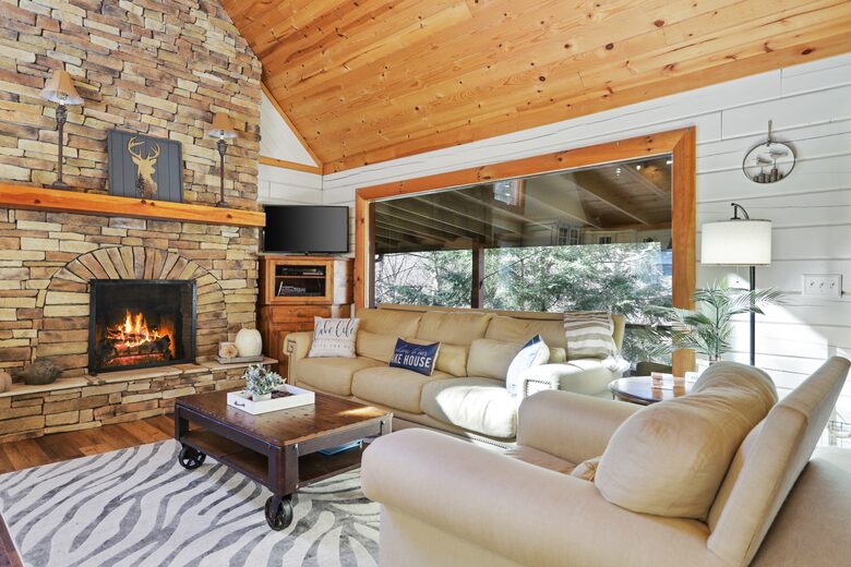 Stunning Lakeside Retreat - Morganton, Georgia