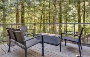 Modern Mt Hood Riverfront Cabin - Rhododendron, Oregon