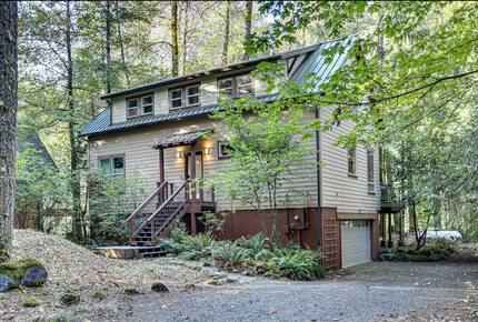 Modern Mt Hood Riverfront Cabin - Rhododendron, Oregon