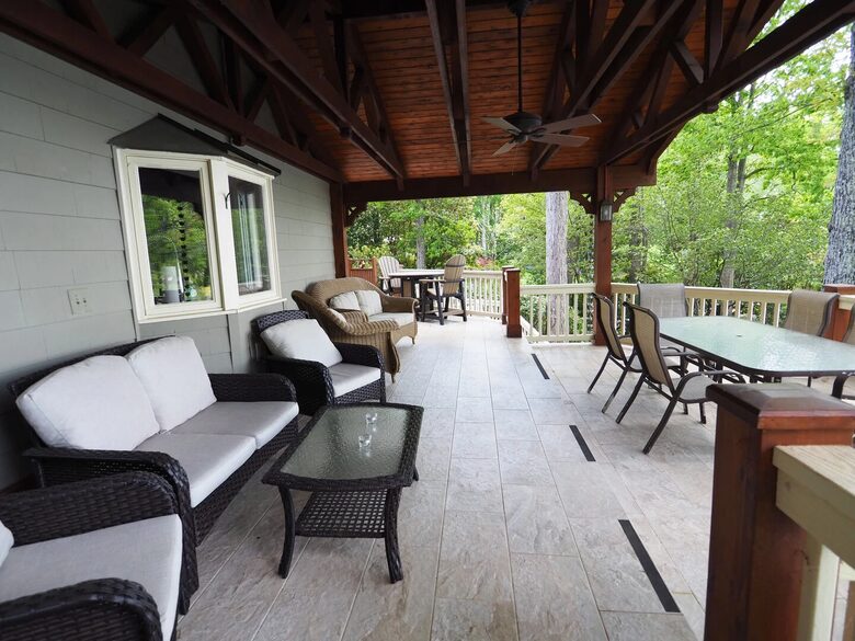 deck off of 1st floor
