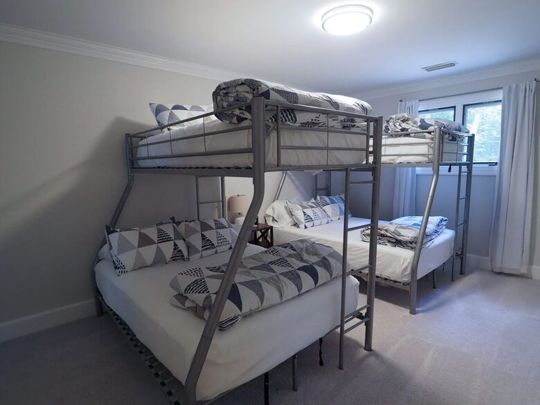 Bunk room (2nd floor)