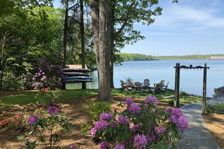 Sunset Paradise: Lakeside Retreat - Sherrills Ford, North Carolina