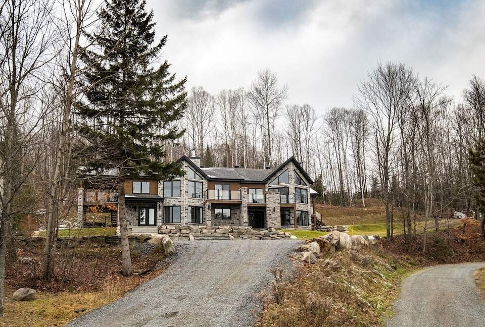 Mountain Golf Retreat: 5-Bedroom near Tremblant Ski Resort - Mont-Tremblant, Canada