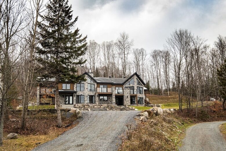 Mountain Golf Retreat: 5-Bedroom near Tremblant Ski Resort - Mont-Tremblant, Canada