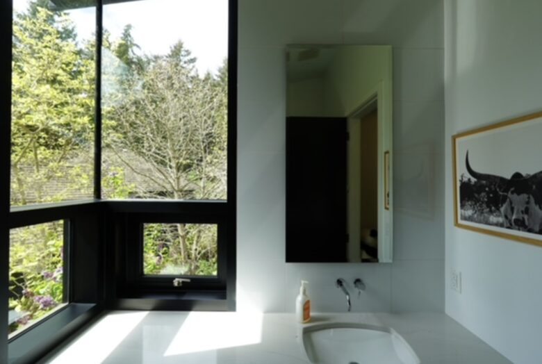 West Vancouver Contemporary Hideaway - West Vancouver, Canada