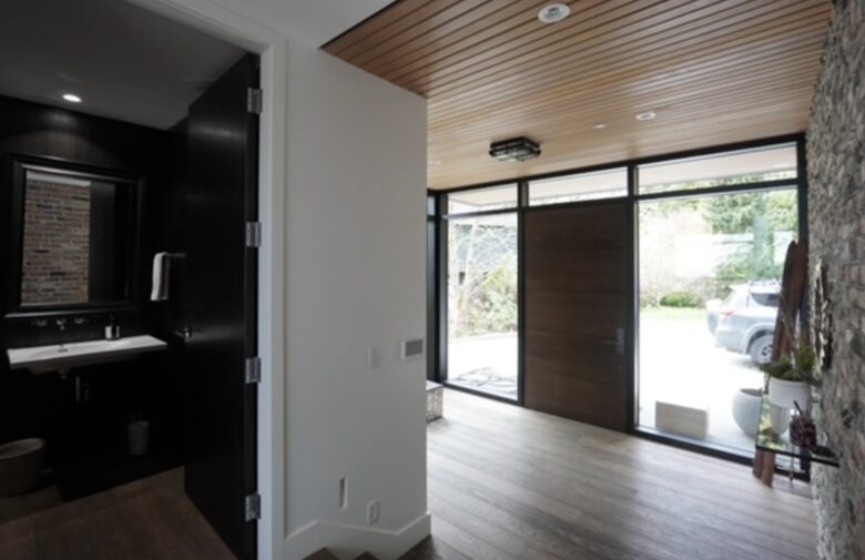 West Vancouver Contemporary Hideaway - West Vancouver, Canada