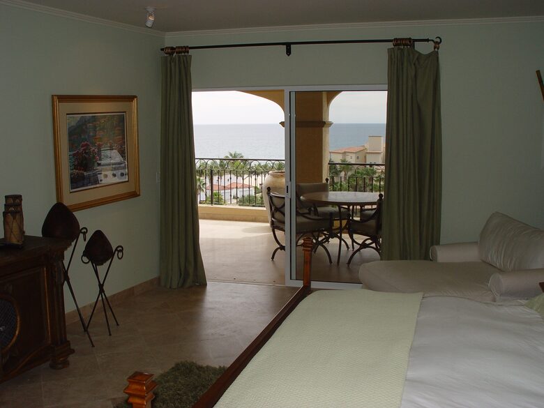 2nd master bedroom; king bed; ocean view; opens to balcony