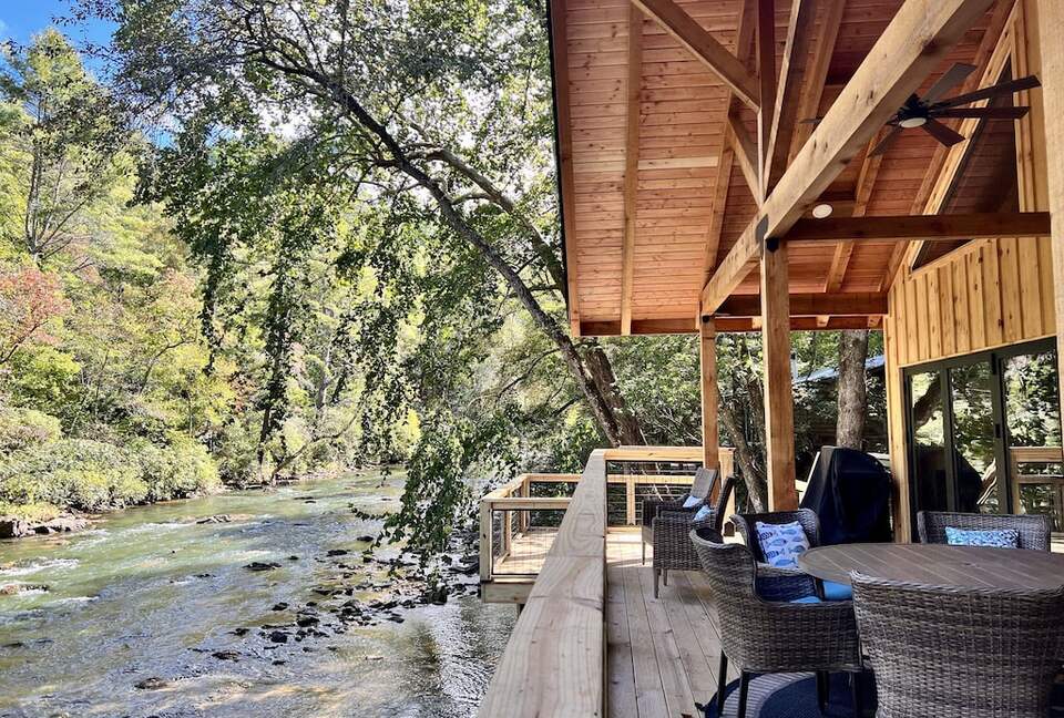 Stunning Riverside Retreat - Ellijay, Georgia