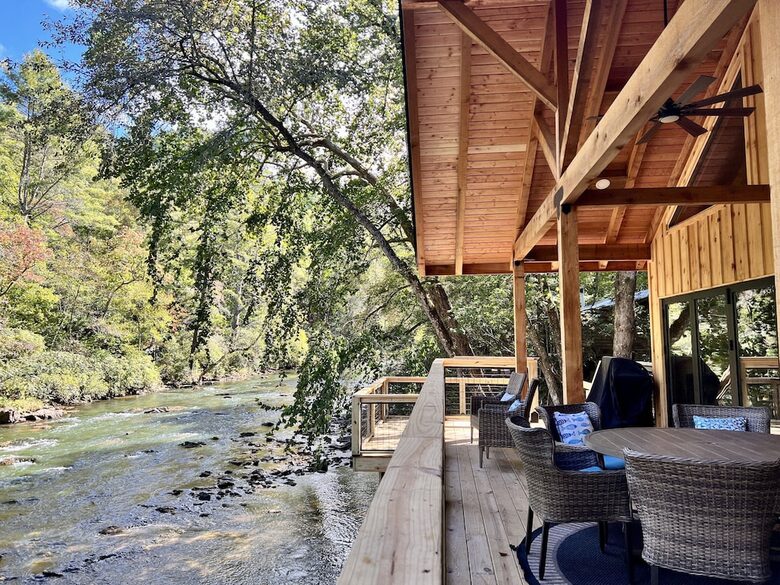 Stunning Riverside Retreat - Ellijay, Georgia