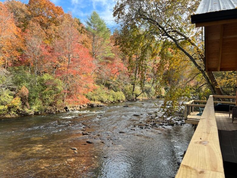 Stunning Riverside Retreat - Ellijay, Georgia