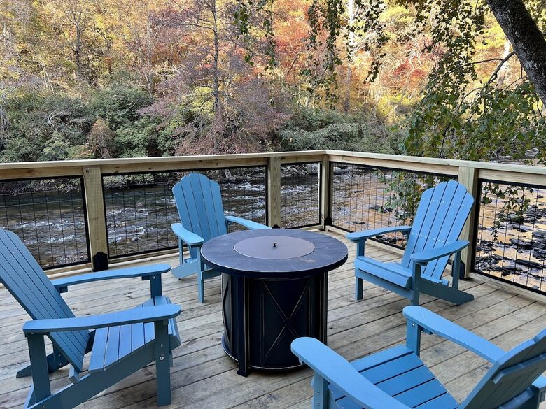 Stunning Riverside Retreat - Ellijay, Georgia
