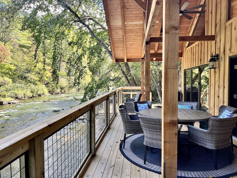 Stunning Riverside Retreat - Ellijay, Georgia