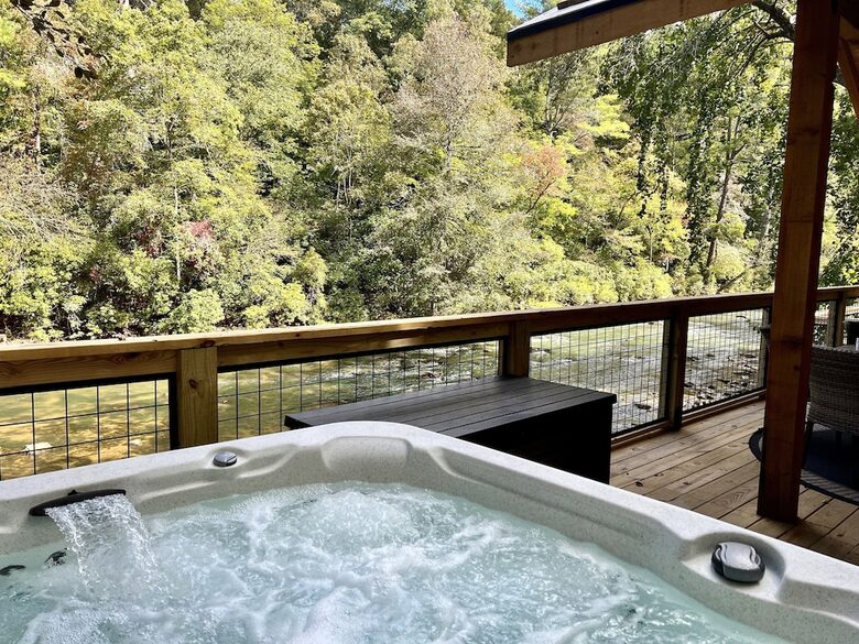 Stunning Riverside Retreat - Ellijay, Georgia