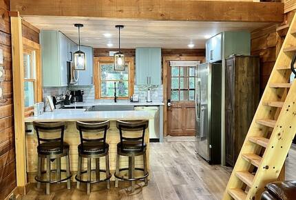 Stunning Riverside Retreat - Ellijay, Georgia