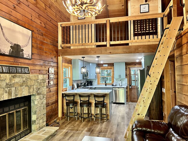 Stunning Riverside Retreat - Ellijay, Georgia