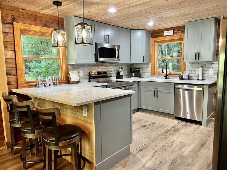 Stunning Riverside Retreat - Ellijay, Georgia