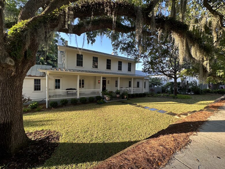 Mount Pleasant Contemporary Charmer - Mount Pleasant, South Carolina
