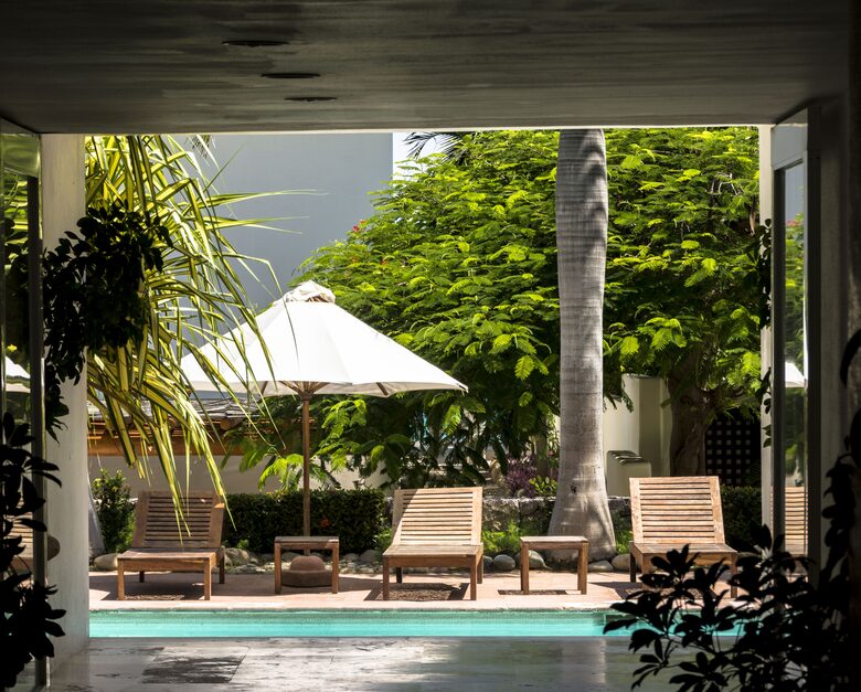 Condo's pool