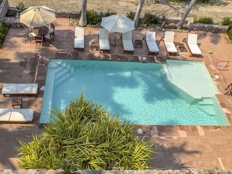 Condo's pool