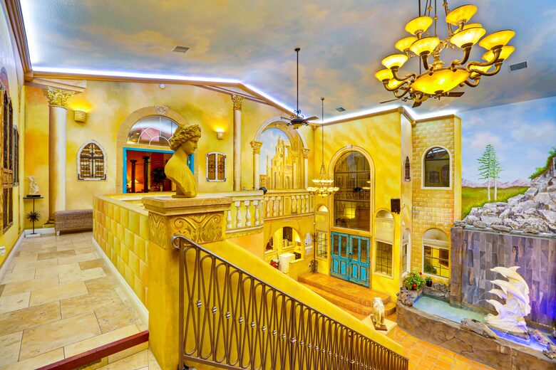 Spectacular 12-Bedroom Vegas Mansion - Las Vegas, Nevada