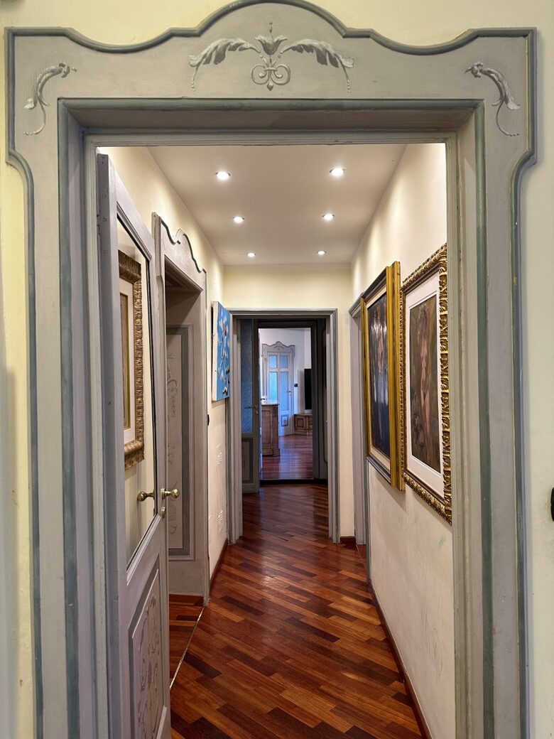 Elegant Home Gallery - Bologna, Italy