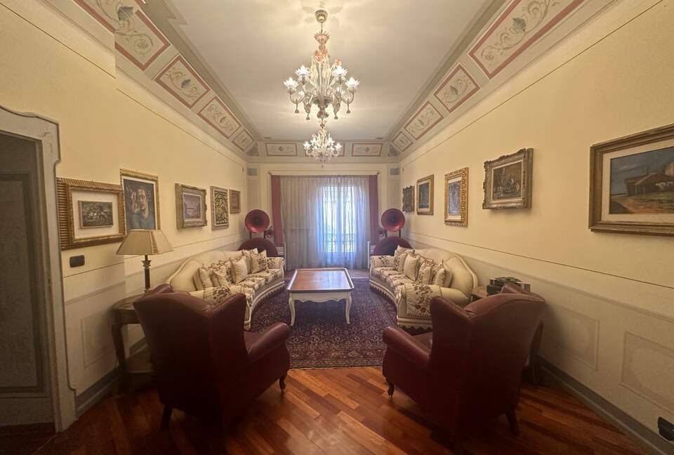 Elegant Home Gallery - Bologna, Italy