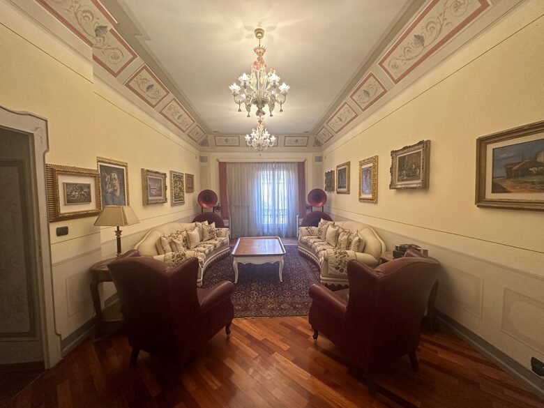 Elegant Home Gallery - Bologna, Italy