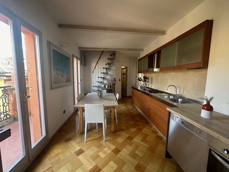 Elegant Home Gallery - Bologna, Italy