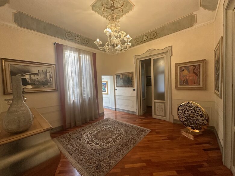 Elegant Home Gallery - Bologna, Italy