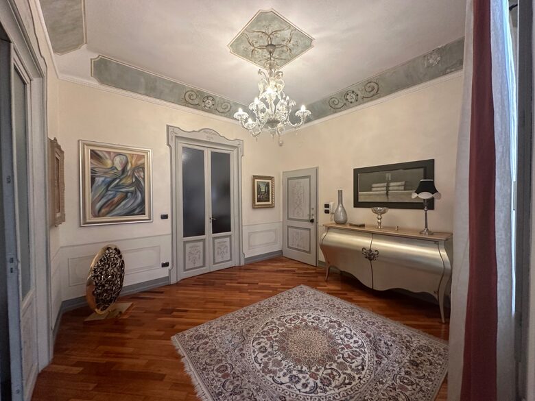 Elegant Home Gallery - Bologna, Italy