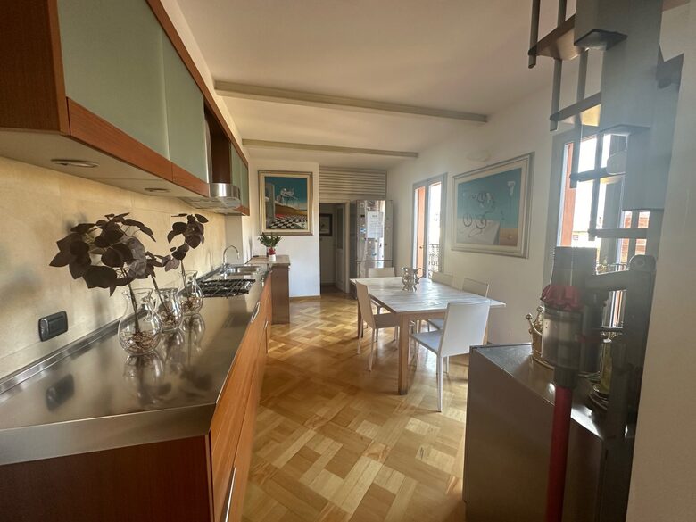 Elegant Home Gallery - Bologna, Italy