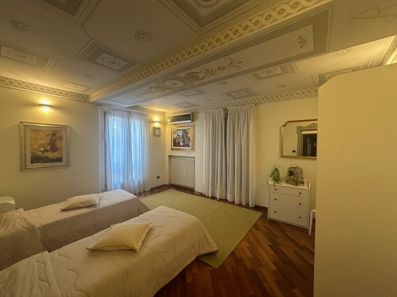 Elegant Home Gallery - Bologna, Italy