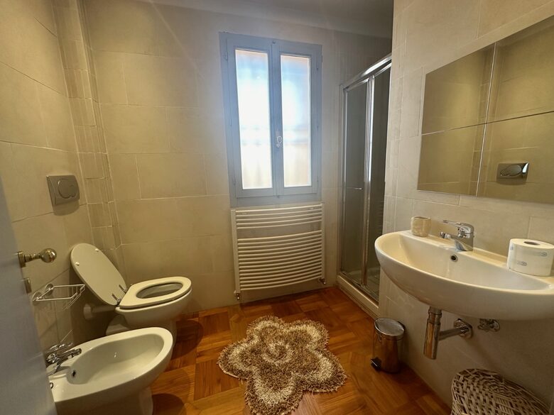 Elegant Home Gallery - Bologna, Italy