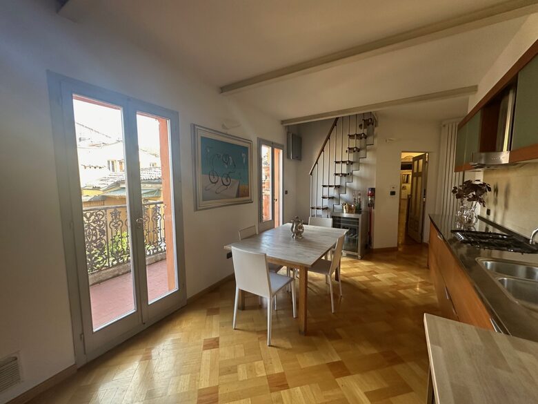 Elegant Home Gallery - Bologna, Italy