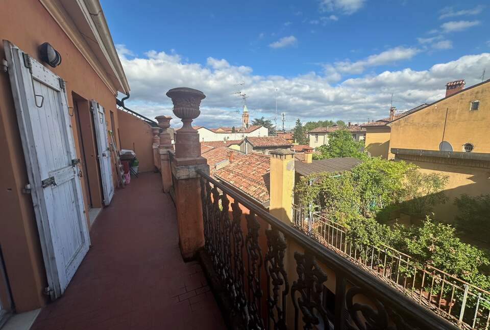 Elegant Home Gallery - Bologna, Italy
