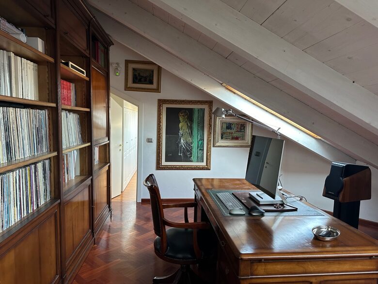 Elegant Home Gallery - Bologna, Italy