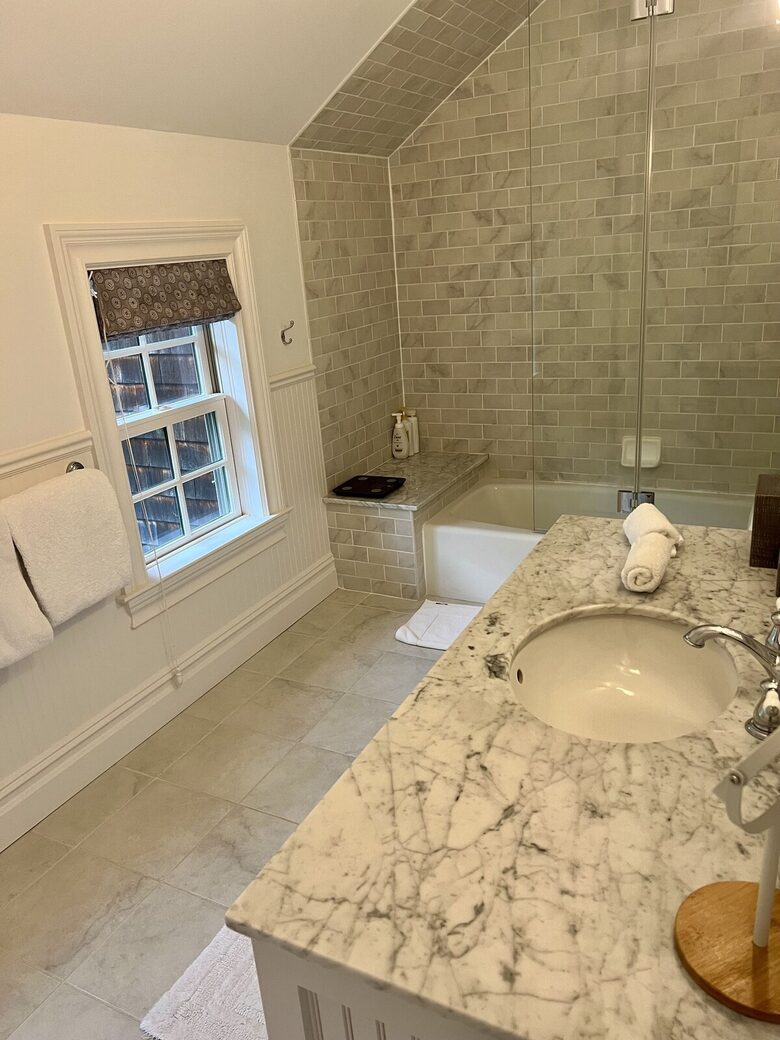 East Hampton 4 bedroom Retreat- Walk to Town - East Hampton, New York