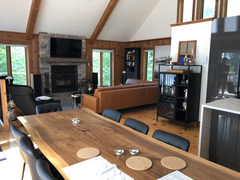Modern Cottage in Pristine Mountain Setting - Lac-Sainte-Marie, Canada