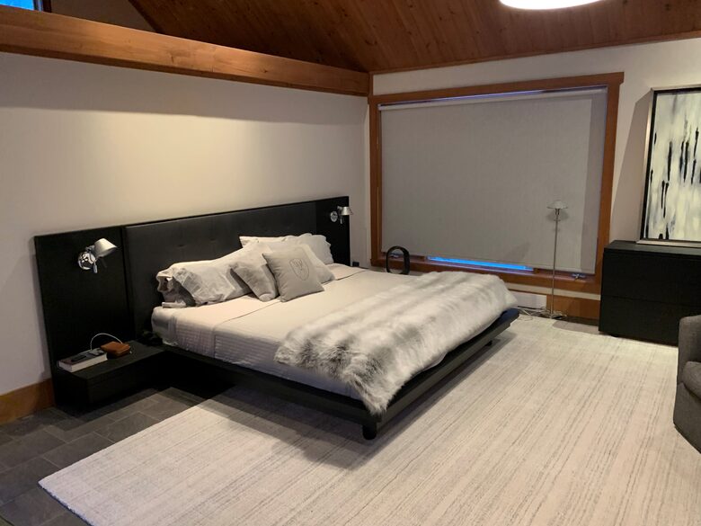 Modern Cottage in Pristine Mountain Setting - Lac-Sainte-Marie, Canada