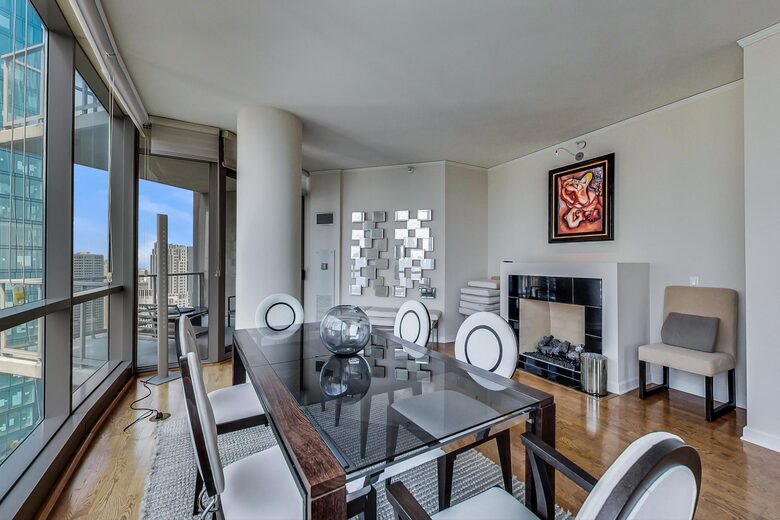 Exquisite Penthouse with Breathtaking Views - Chicago, Illinois