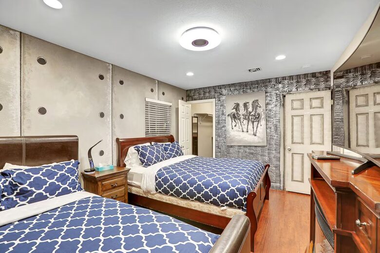Spectacular 12-Bedroom Vegas Mansion - Las Vegas, Nevada