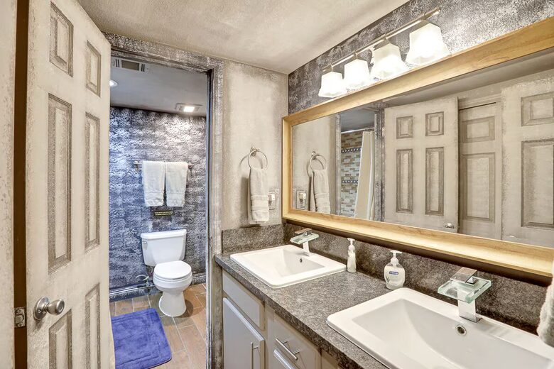 Spectacular 12-Bedroom Vegas Mansion - Las Vegas, Nevada