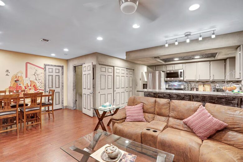 Spectacular 12-Bedroom Vegas Mansion - Las Vegas, Nevada
