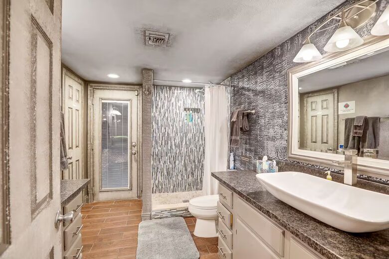Spectacular 12-Bedroom Vegas Mansion - Las Vegas, Nevada