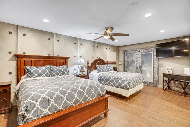 Spectacular 12-Bedroom Vegas Mansion - Las Vegas, Nevada