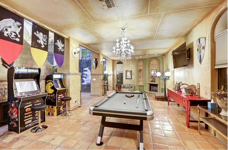 Spectacular 12-Bedroom Vegas Mansion - Las Vegas, Nevada
