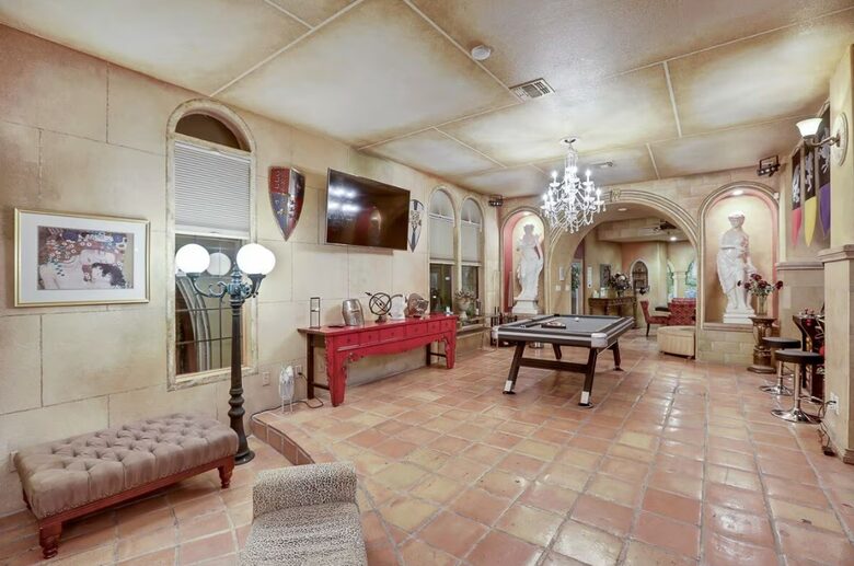 Spectacular 12-Bedroom Vegas Mansion - Las Vegas, Nevada